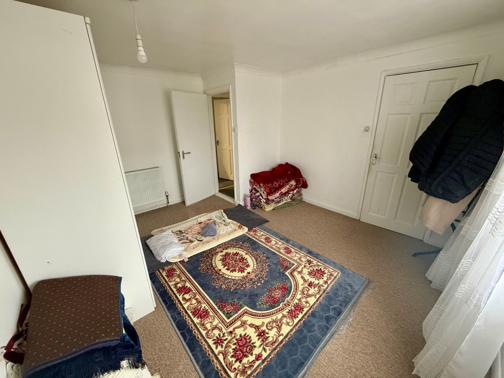 Lot: 14 - MIXED USE INVESTMENT WITH VACANT PARTS - First floor bedroom two